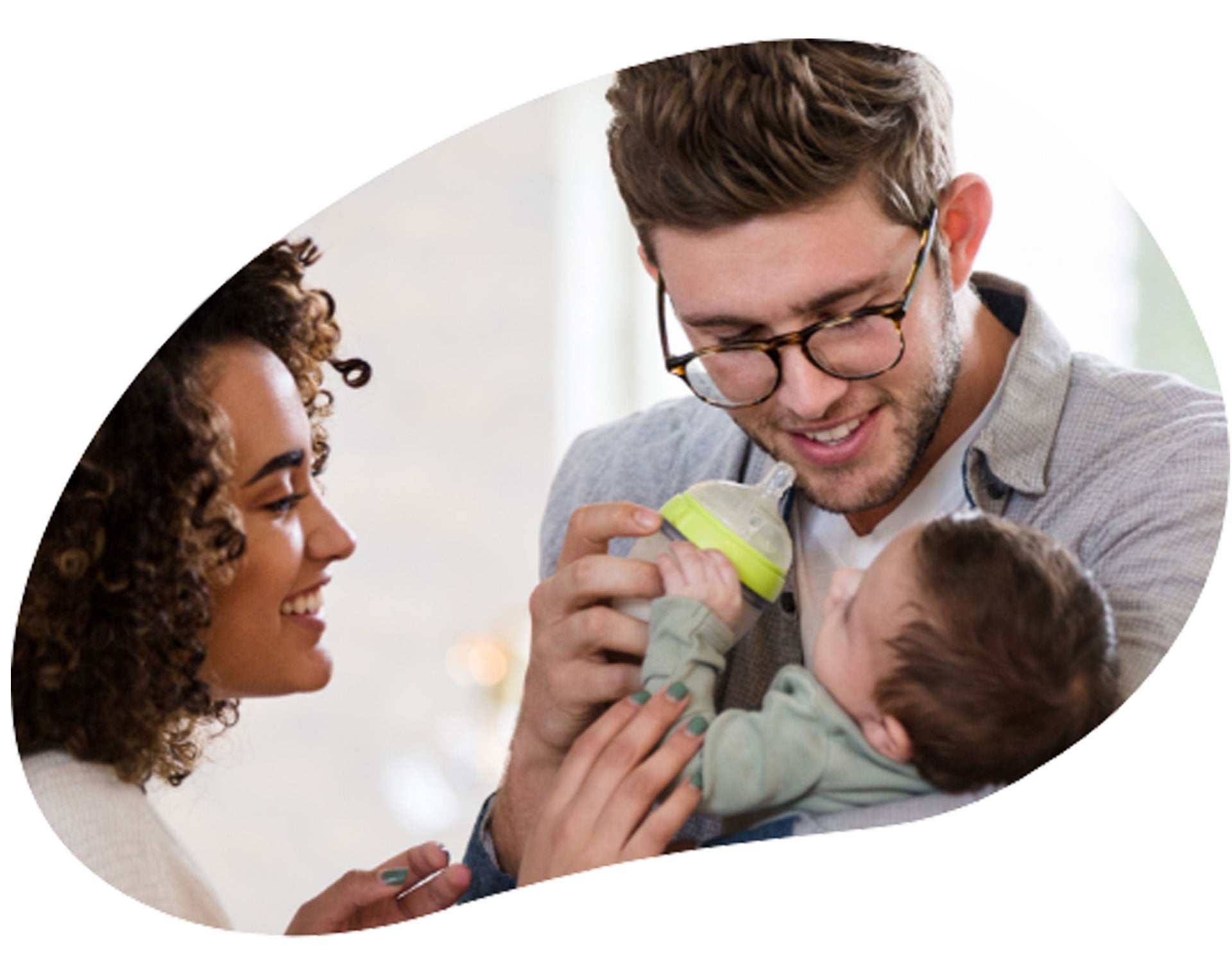 Ist PKU heilbar? Eltern mit Baby.